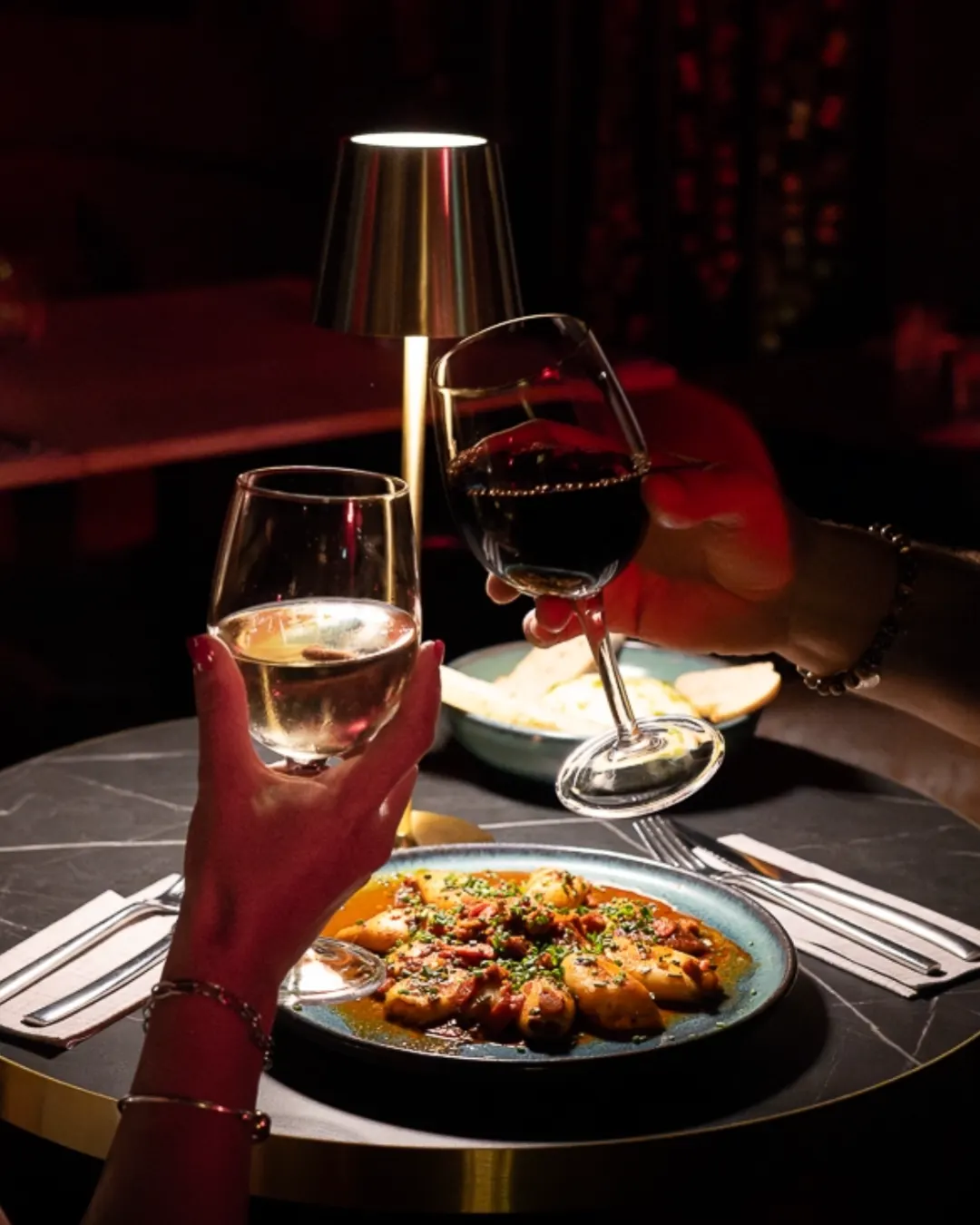 deux verre de vin ambiance feutrée restaurant pau